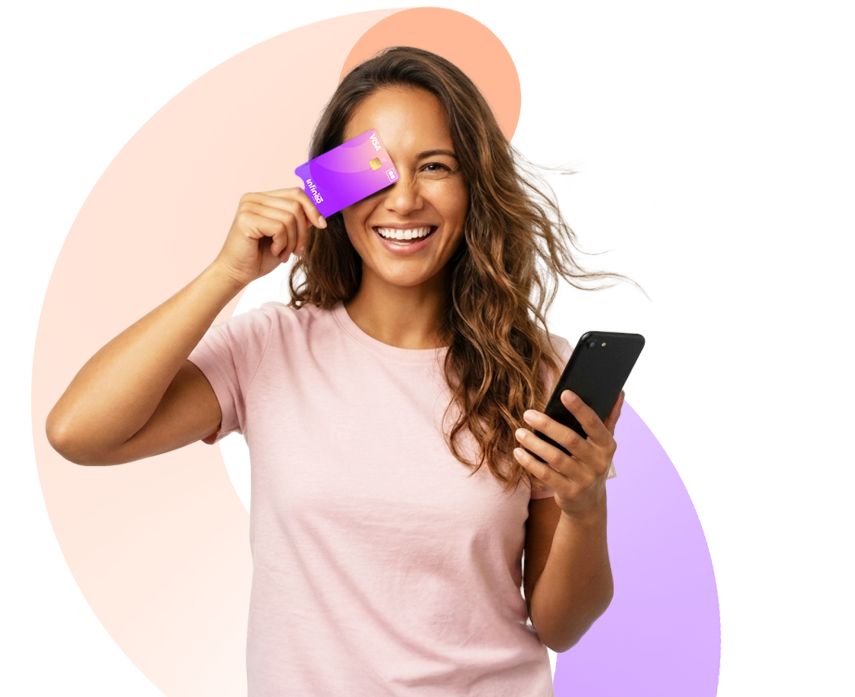 Femme avec une carte Infinéo et un smartphone