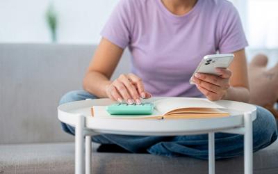 Femme gérant son budget avec calculatrice